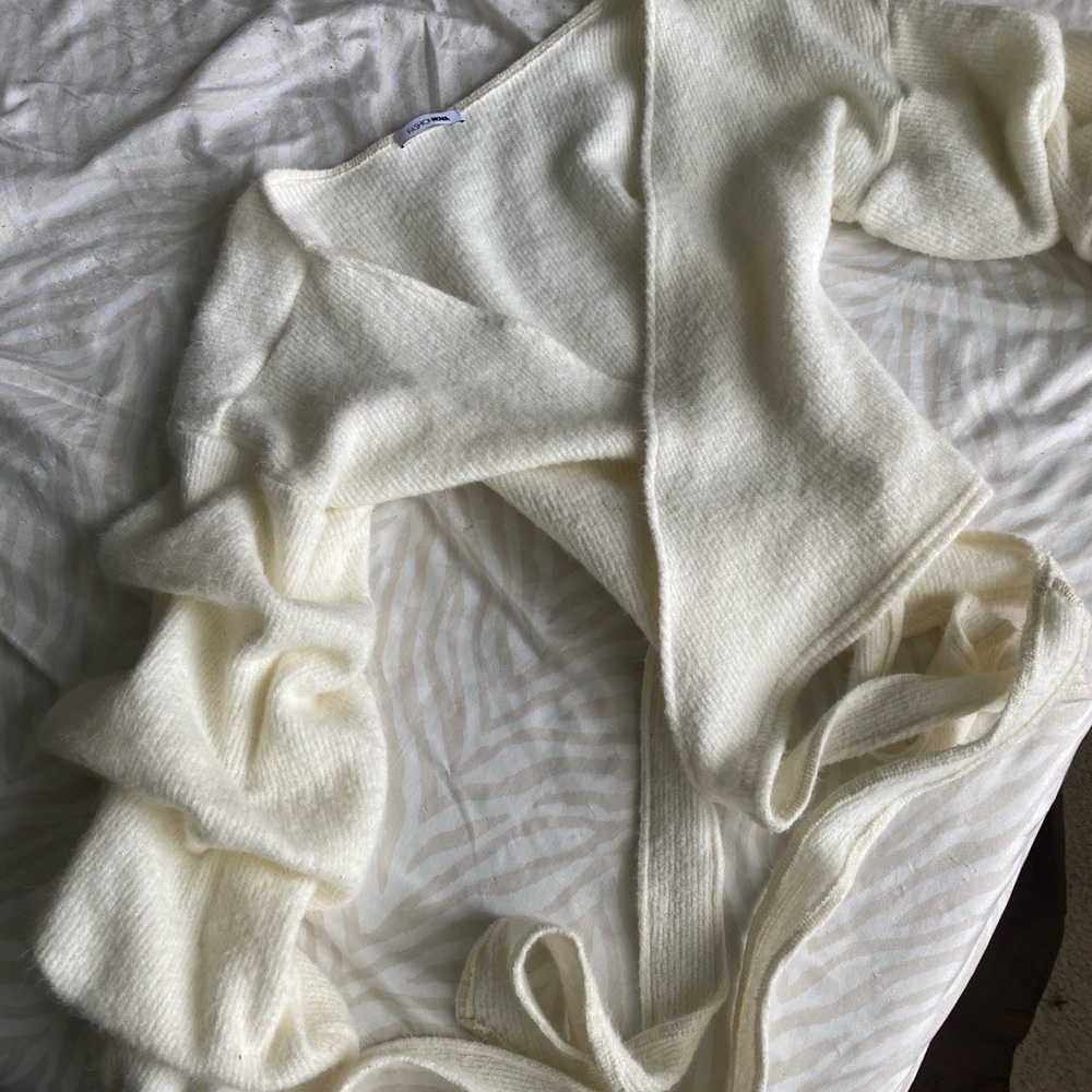 Tie Sweater with Puffy Sleeves